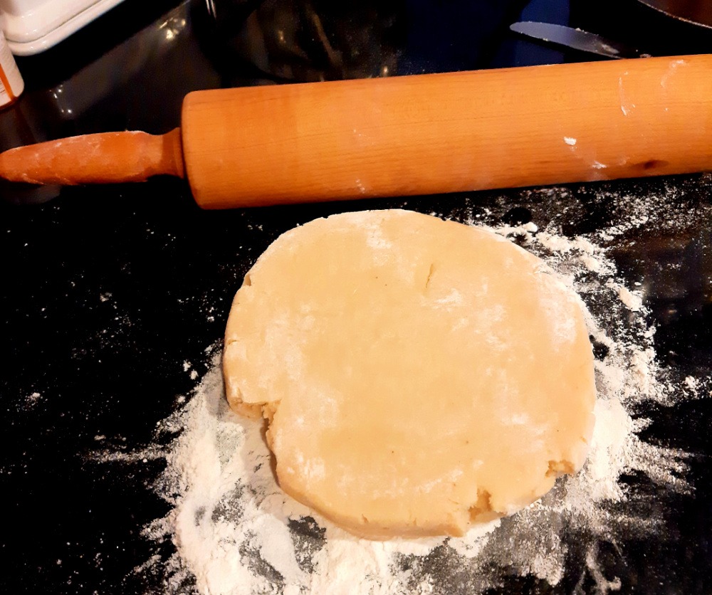 wooden rolling pin and pie crust