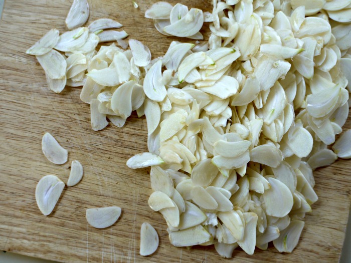 thinly-sliced-garlic